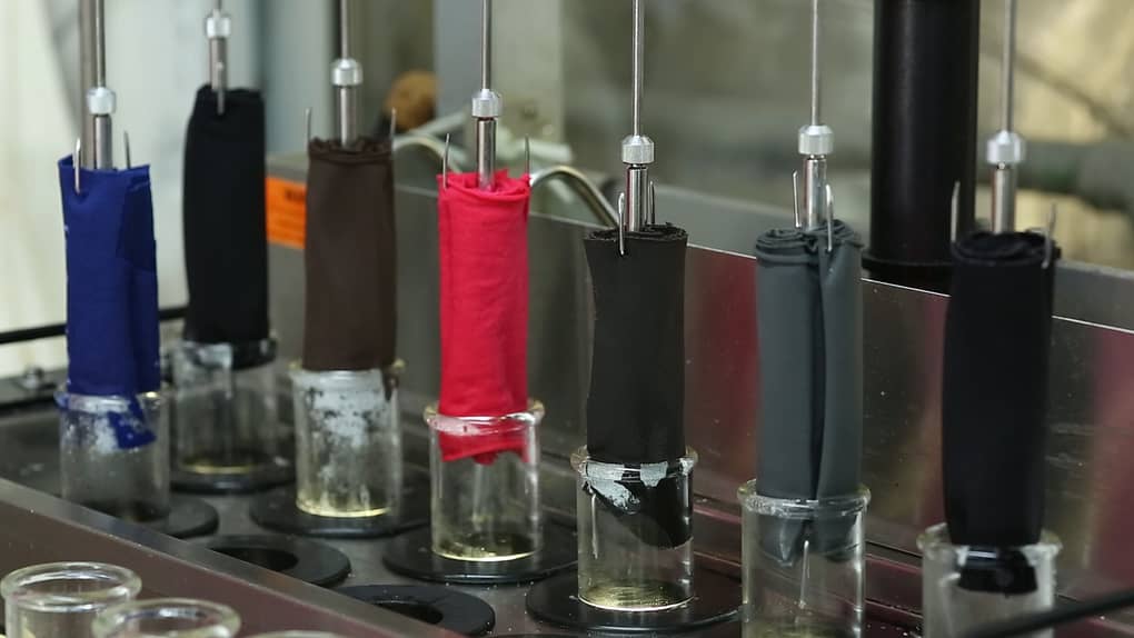 Tessuti in fase di colorazione per la prova lab dip