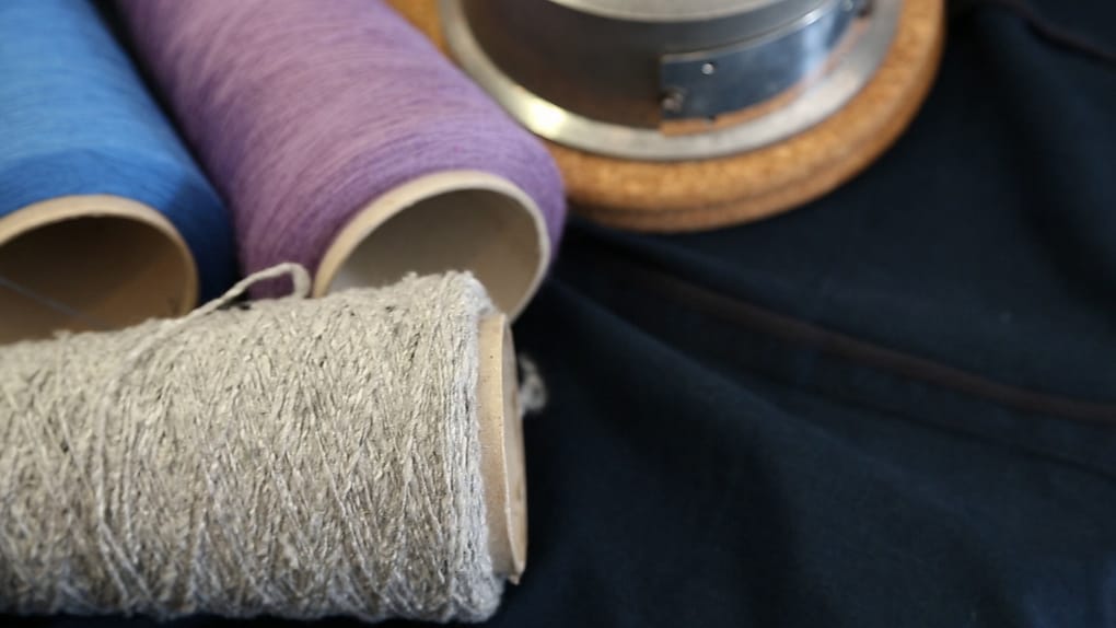 Rocche di filato per la creazione di tessuto a maglia jersey