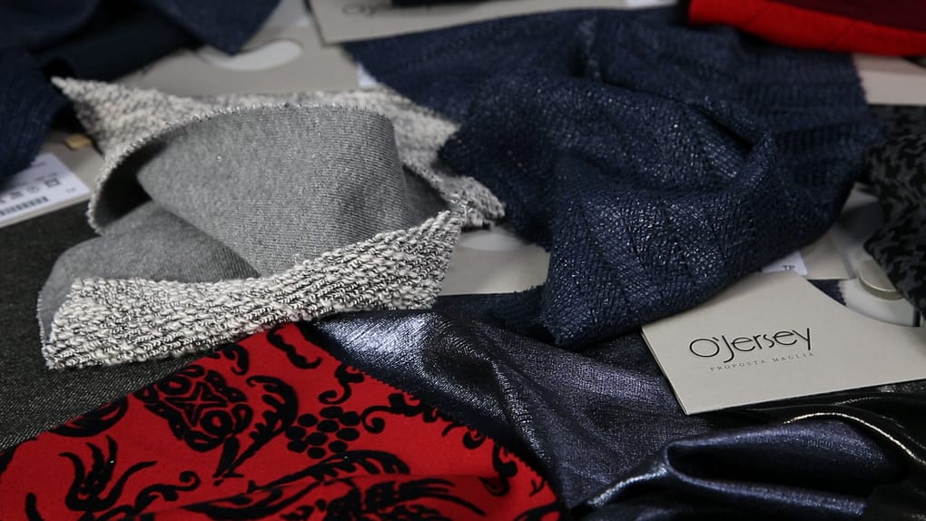 Tessuti a maglia jersey che rappresentano la collezione dell'azienda